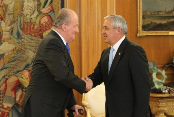 Su Majestad el Rey recibe el saludo del Presidente de la República de Guatemala, Otto Fernando Pérez Molina